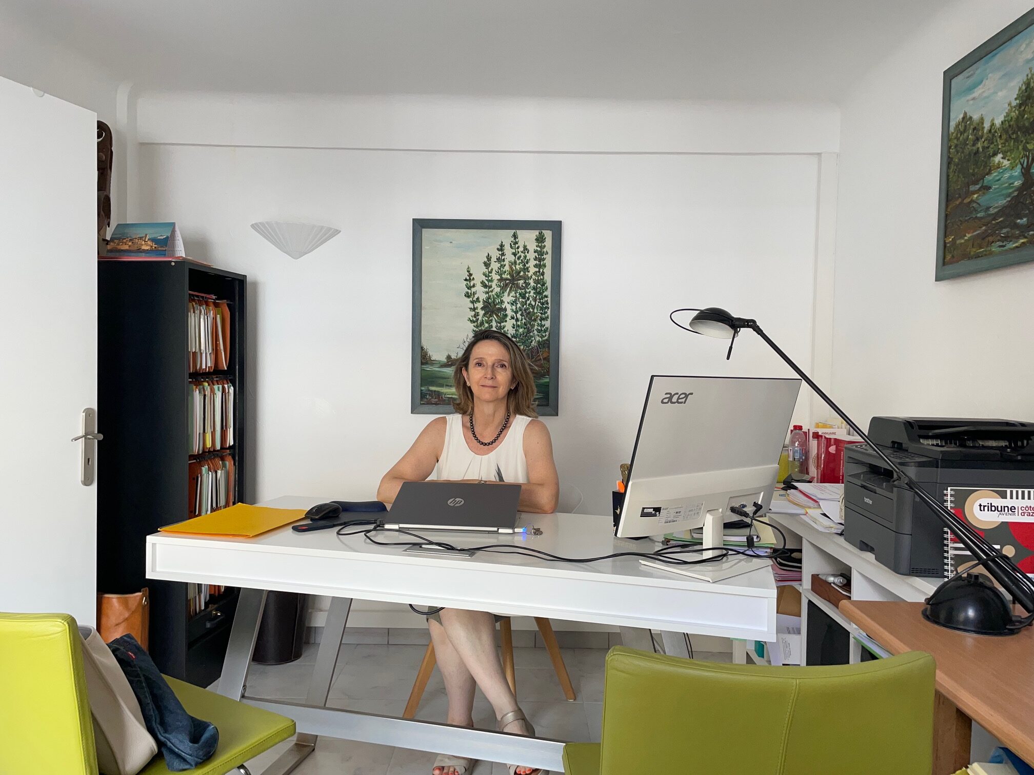 Me Cyrille Givord, avocate au Barreau de Grasse dans son cabinet à Antibes Juan-les-Pins